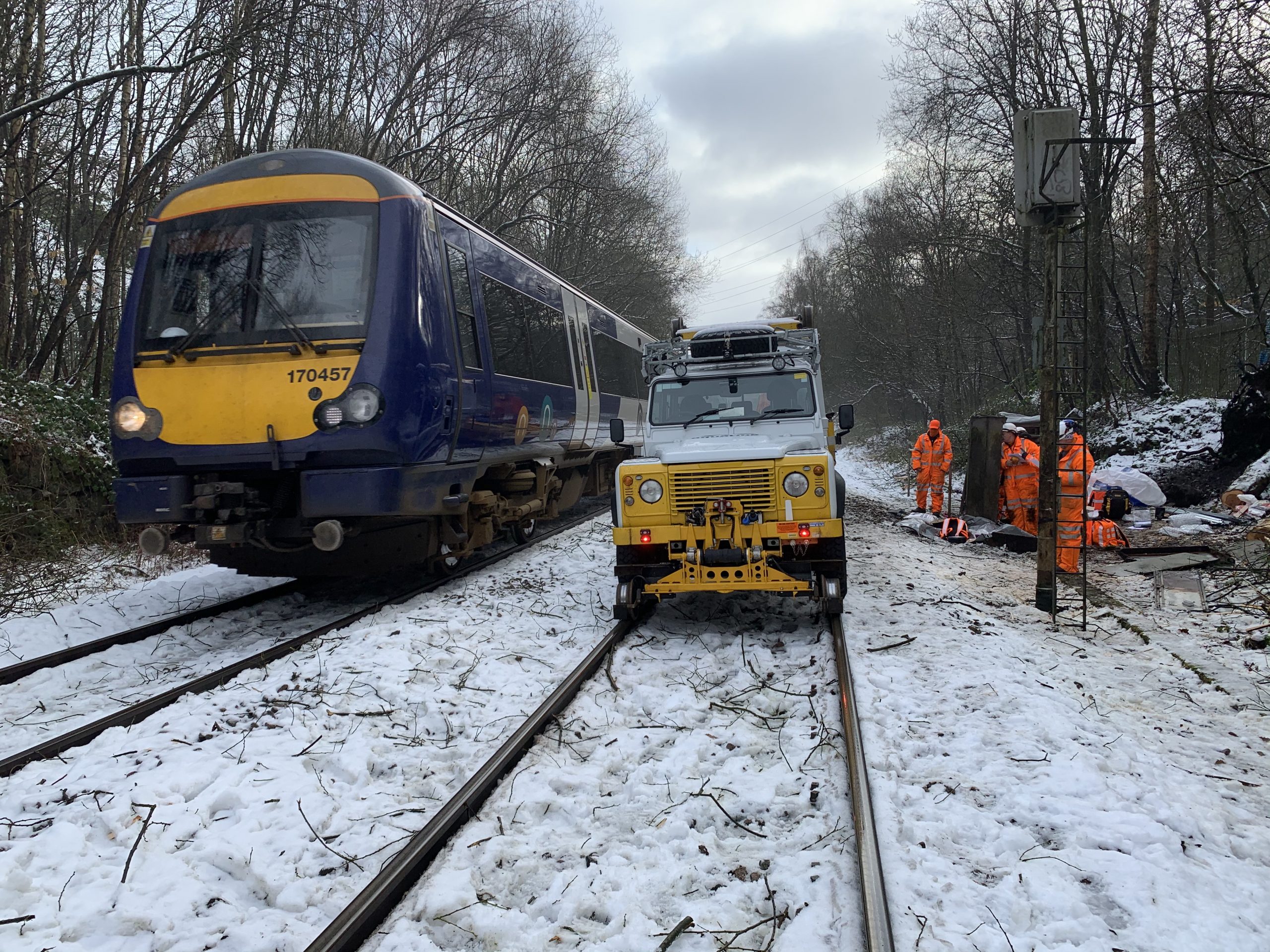 Network Rail Leeds S&T Team & The Aquarius R2R4x4 saves the day!